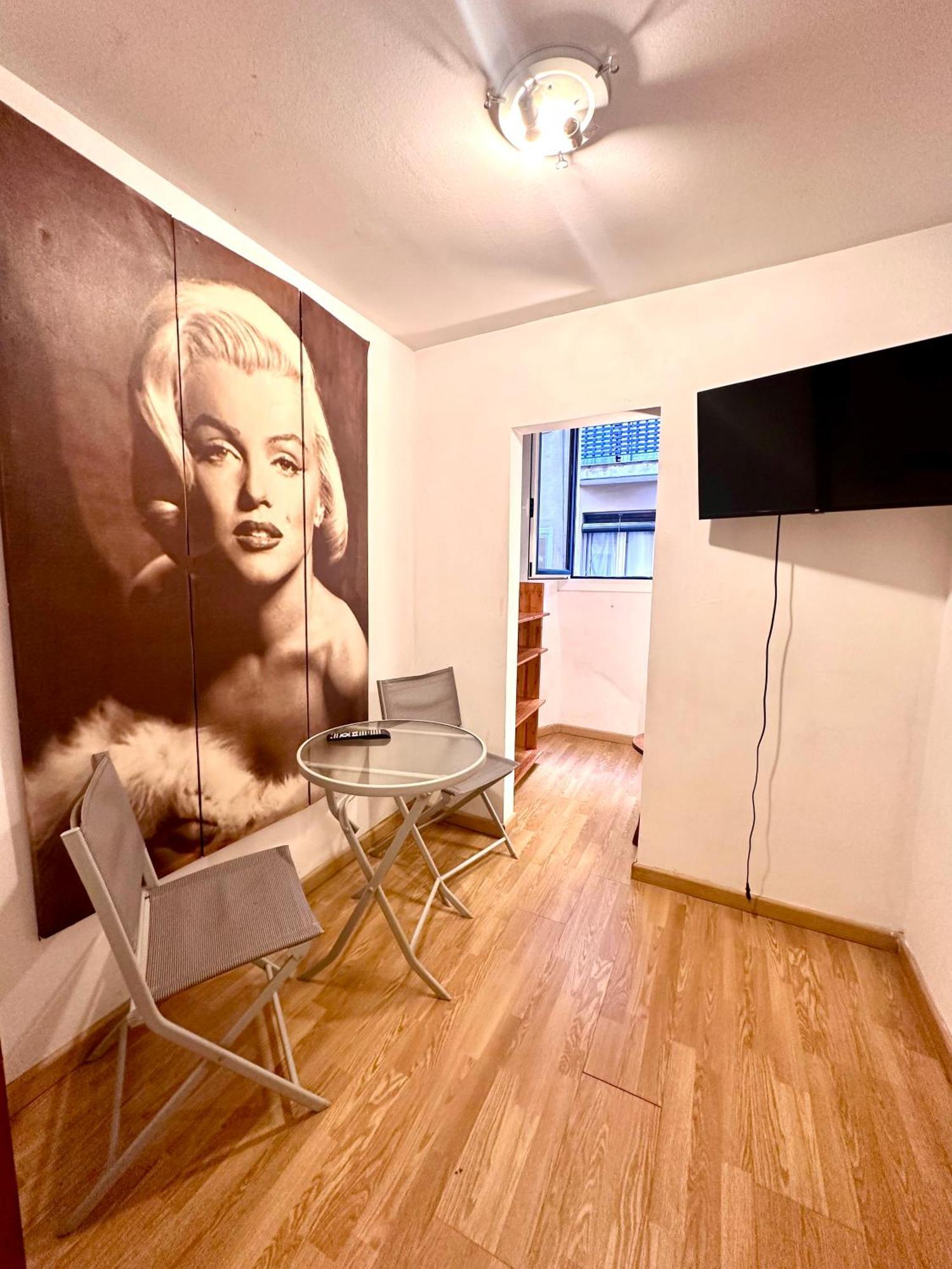 Private Rooms In City Center Barcelona Eksteriør billede