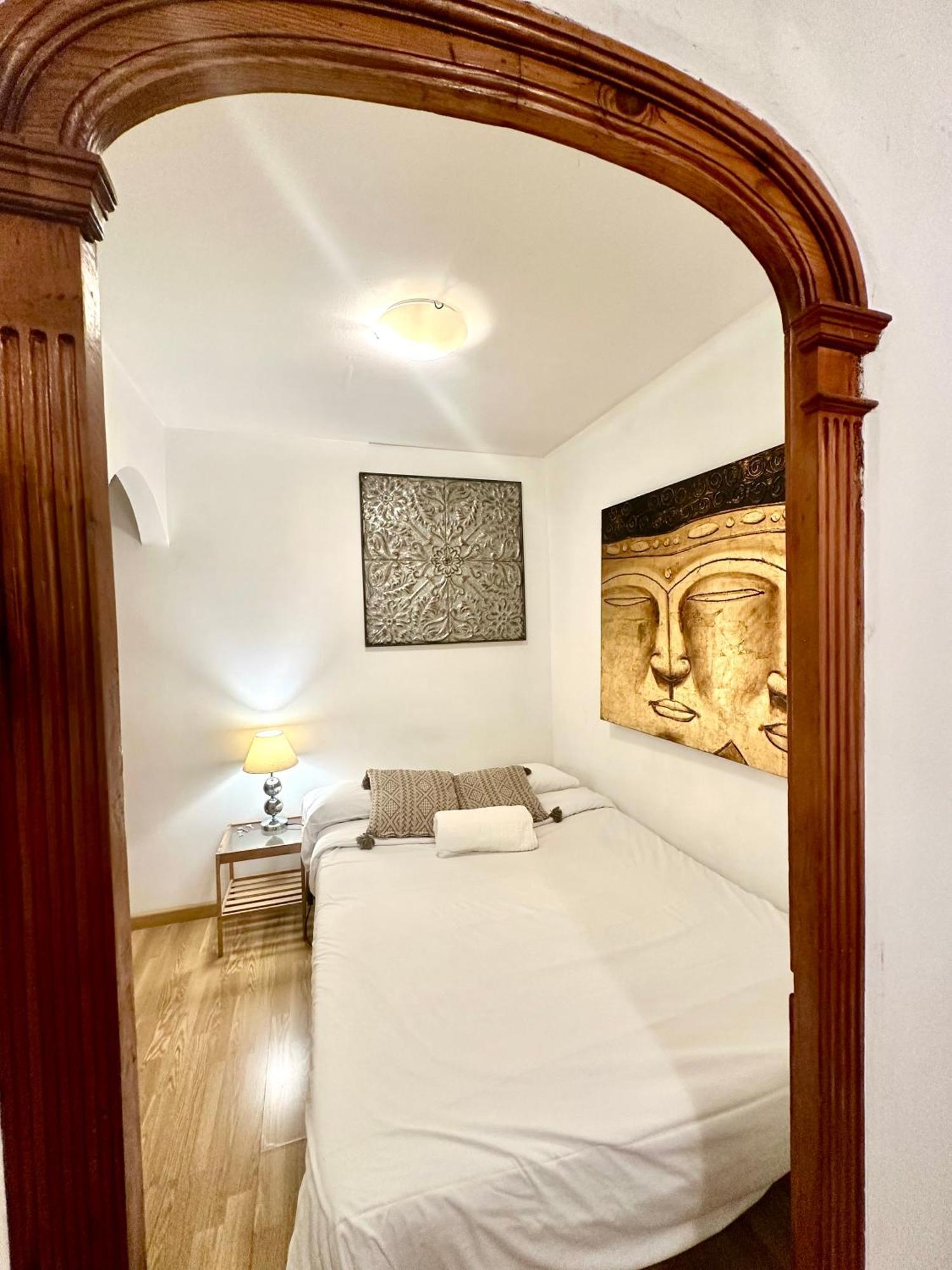 Private Rooms In City Center Barcelona Eksteriør billede